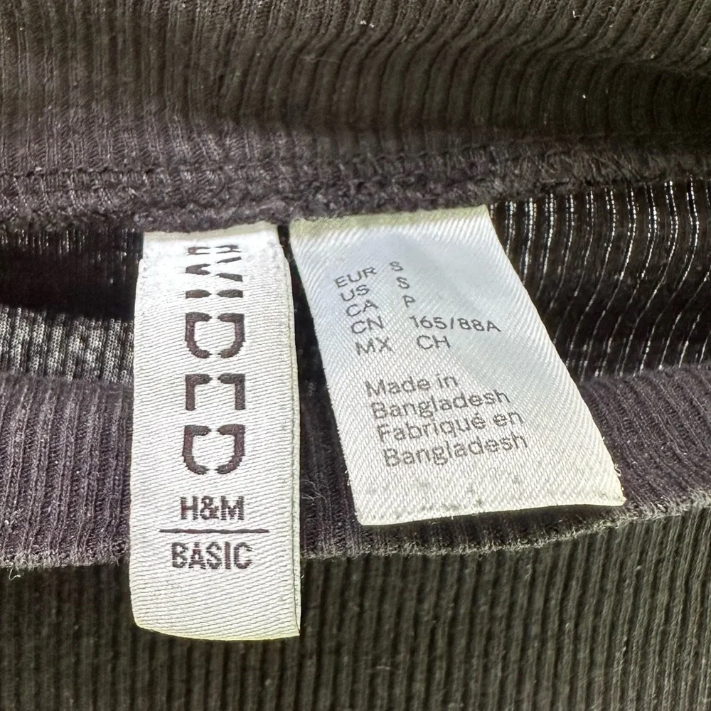 H&M Black Short Sleeve Women’s Turtleneck Tee - Picture 2 of 3